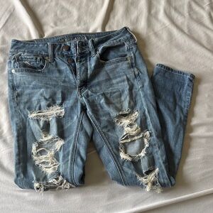 American Eagle Ripped Mom Jeans size 2 medium wash